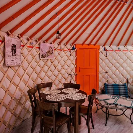 Glamping Caloroczne Jurty Mongolskie - 
