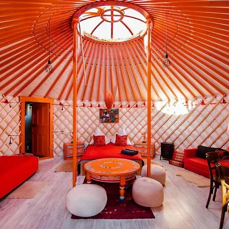 Glamping Caloroczne Jurty Mongolskie - 